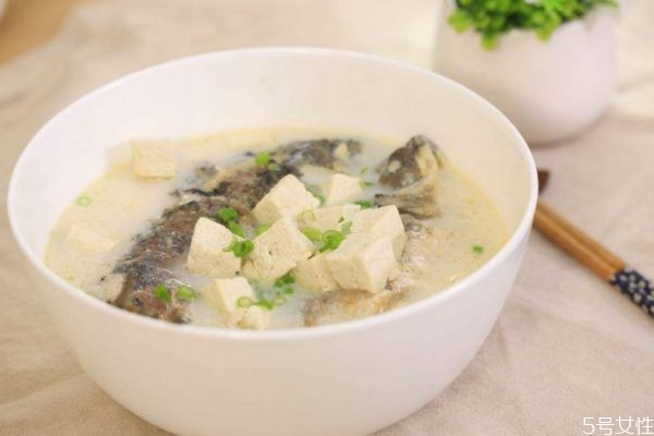 鯽魚(yú)豆腐湯怎么做好吃 鯽魚(yú)豆腐湯的美味做法 鯽魚(yú)豆腐湯怎么做好吃 鯽魚(yú)豆腐湯的美味做法