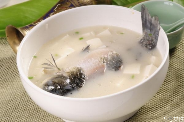 鯽魚(yú)豆腐湯怎么做好吃 鯽魚(yú)豆腐湯的美味做法 鯽魚(yú)豆腐湯怎么做好吃 鯽魚(yú)豆腐湯的美味做法