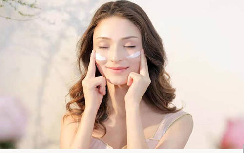 油皮女生夏季如何護(hù)膚 油皮女生夏季怎么護(hù)膚 油皮女生夏季如何護(hù)膚 油皮女生夏季怎么護(hù)膚