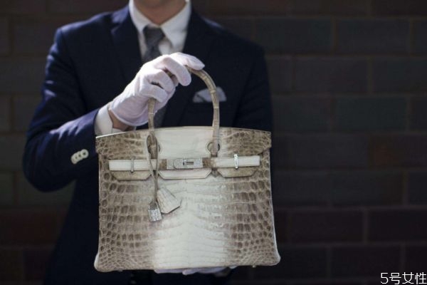 為什么女生喜歡讓男生背包包 讓男生背包包的原因有什么 為什么女生喜歡讓男生背包包 讓男生背包包的原因有什么