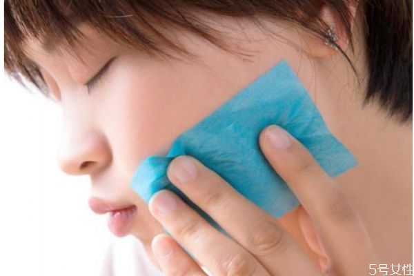 長(zhǎng)痘可以用吸油紙嗎 吸油紙會(huì)傷害痘痘嗎