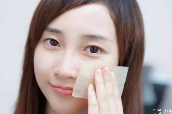 長(zhǎng)痘可以用吸油紙嗎 吸油紙會(huì)傷害痘痘嗎