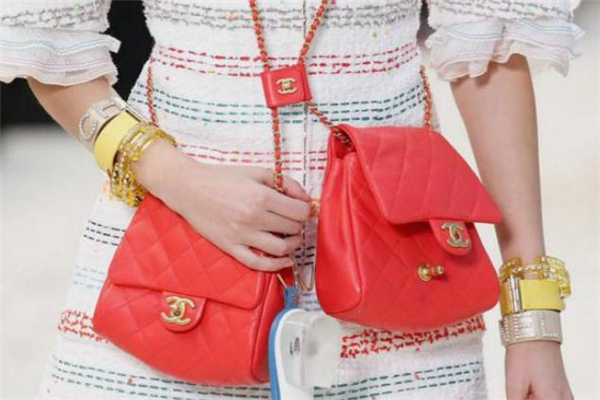香奈兒雙挎包多少錢 香奈兒雙挎包怎么分開背 香奈兒雙挎包多少錢 香奈兒雙挎包怎么分開背