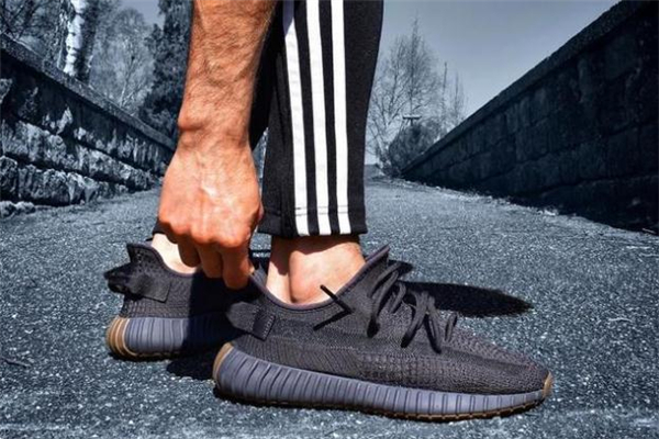 yeezy350黑生膠真假對比 椰子350黑生膠真假鑒定 yeezy350黑生膠真假對比 椰子350黑生膠真假鑒定