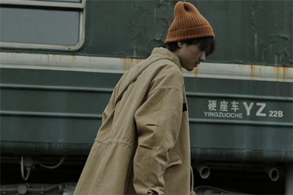 風(fēng)衣配什么帽子好看 男士風(fēng)衣搭配什么帽子 風(fēng)衣配什么帽子好看 男士風(fēng)衣搭配什么帽子