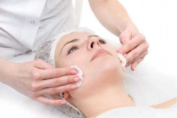 做完面膜不洗臉可以嗎 面膜揭下來(lái)后多久洗臉