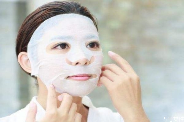 可以一邊洗澡一邊敷面膜嗎 沐浴后敷面膜效果更好 可以一邊洗澡一邊敷面膜嗎 沐浴后敷面膜效果更好