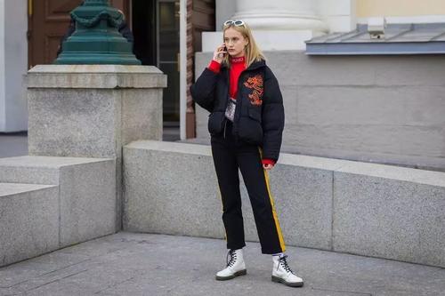 運動直筒褲配什么上衣好看 運動直筒褲怎么搭配上衣 運動直筒褲配什么上衣好看 運動直筒褲怎么搭配上衣