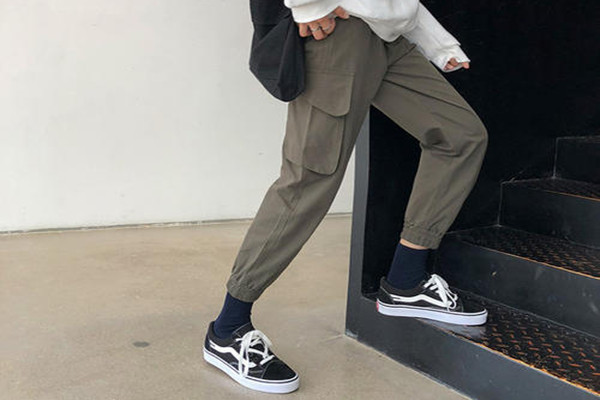 男生哈倫褲怎么搭配上衣 男生哈倫褲搭配什么上衣好看 男生哈倫褲怎么搭配上衣 男生哈倫褲搭配什么上衣好看