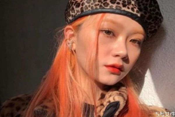 橙紅色頭發(fā)顯皮膚白嗎 橙紅色頭發(fā)顯老氣嗎 橙紅色頭發(fā)顯皮膚白嗎 橙紅色頭發(fā)顯老氣嗎