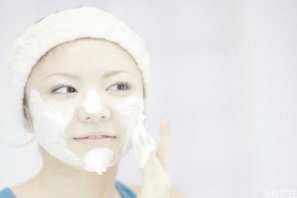 臉上皮膚干燥起皮怎么辦 皮膚怎樣補水好 臉上皮膚干燥起皮怎么辦 皮膚怎樣補水好