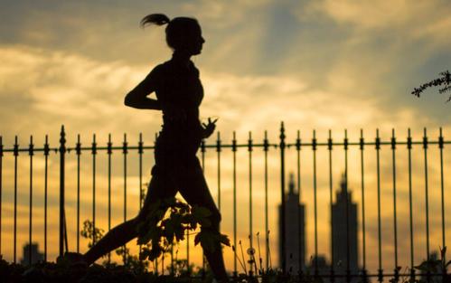 晚上跑步對睡眠有幫助嗎 晚上怎么跑步能促進(jìn)睡眠 晚上跑步對睡眠有幫助嗎 晚上怎么跑步能促進(jìn)睡眠