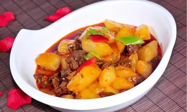 土豆燒牛腩怎么做好吃 土豆燒牛腩的做法 土豆燒牛腩怎么做好吃 土豆燒牛腩的做法