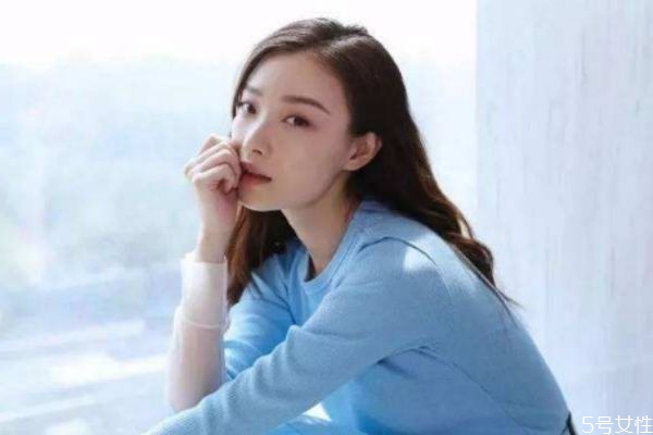 皮膚黑的人適合什么顏色衣服 什么顏色衣服適合皮膚黑的人群 皮膚黑的人適合什么顏色衣服 什么顏色衣服適合皮膚黑的人群