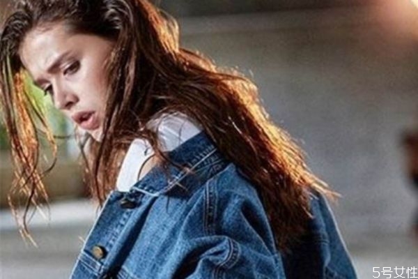 皮膚黑的人適合什么顏色衣服 什么顏色衣服適合皮膚黑的人群 皮膚黑的人適合什么顏色衣服 什么顏色衣服適合皮膚黑的人群