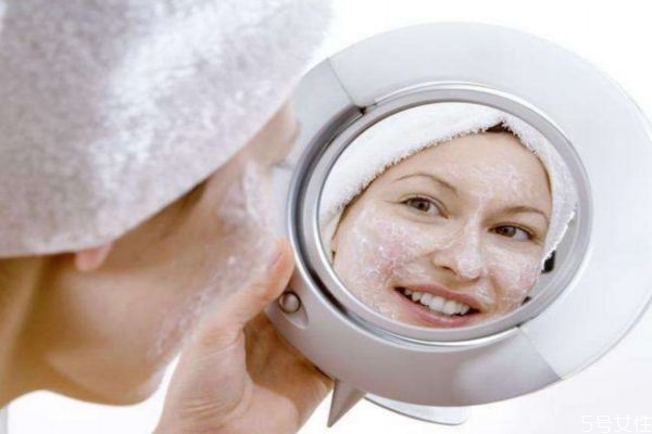 臉上長痘可以敷清潔面膜嗎 清潔面膜要避開痘痘嗎 臉上長痘可以敷清潔面膜嗎 清潔面膜要避開痘痘嗎