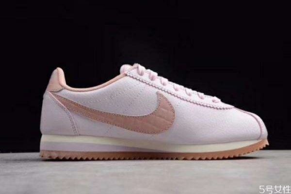 阿甘鞋配什么褲子好看 阿甘鞋怎么搭配褲子 阿甘鞋配什么褲子好看 阿甘鞋怎么搭配褲子