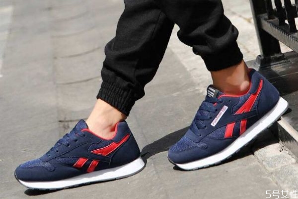 阿甘鞋應(yīng)該怎么清洗 清洗阿甘鞋的方法 阿甘鞋應(yīng)該怎么清洗 清洗阿甘鞋的方法