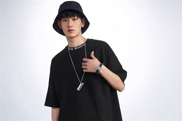 黑色t恤配什么帽子好看 黑色t恤搭配帽子圖片 黑色t恤配什么帽子好看 黑色t恤搭配帽子圖片