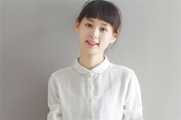 白襯衫配什么發(fā)型好看 穿白襯衫適合什么發(fā)型女 白襯衫配什么發(fā)型好看 穿白襯衫適合什么發(fā)型女