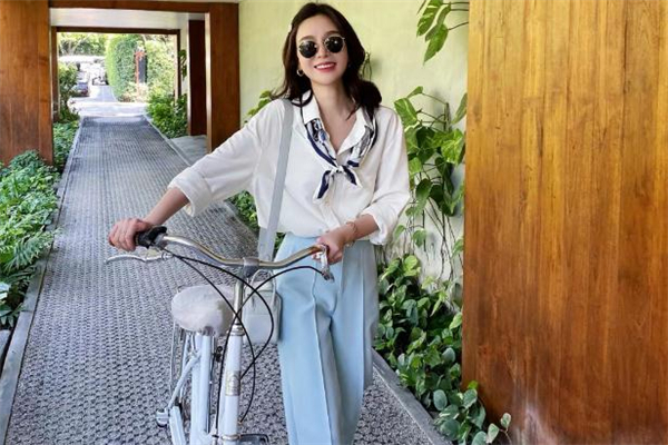 白襯衫配什么發(fā)型好看 穿白襯衫適合什么發(fā)型女 白襯衫配什么發(fā)型好看 穿白襯衫適合什么發(fā)型女