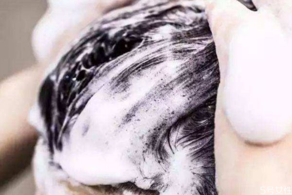 頭發(fā)干枯的原因有什么 為什么頭發(fā)會干枯 頭發(fā)干枯的原因有什么 為什么頭發(fā)會干枯