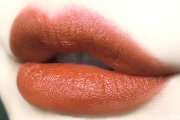 霧面口紅和鏡面口紅哪個好用 分別適合不同人群 霧面口紅和鏡面口紅哪個好用 分別適合不同人群