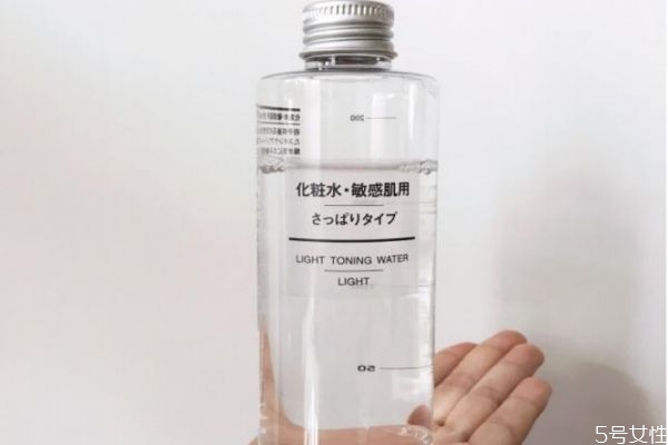 臉上過敏還可以用化妝水嗎 臉過敏用什么化妝水 臉上過敏還可以用化妝水嗎 臉過敏用什么化妝水