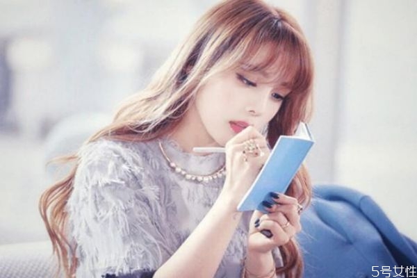 剪完頭發(fā)多久可以染發(fā) 頭發(fā)先染還是先剪 剪完頭發(fā)多久可以染發(fā) 頭發(fā)先染還是先剪