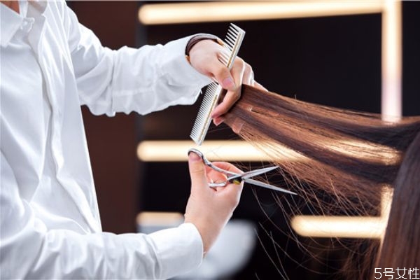 理發(fā)器斜齒梳怎么使用 理發(fā)器限位梳怎么用 理發(fā)器斜齒梳怎么使用 理發(fā)器限位梳怎么用