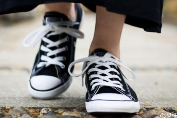 匡威帆布鞋怎么搭配 匡威帆布鞋搭配方法 匡威帆布鞋怎么搭配 匡威帆布鞋搭配方法