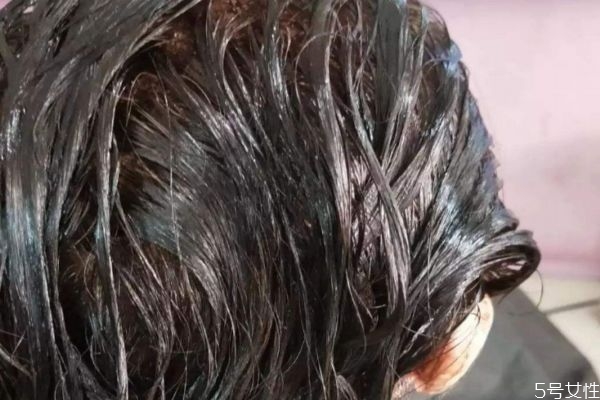 自己染頭發(fā)要注意什么 在家染發(fā)的主要事項 自己染頭發(fā)要注意什么 在家染發(fā)的主要事項