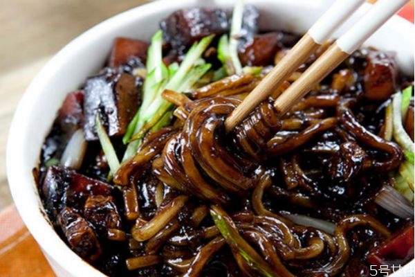 韓國(guó)炸醬面和北京炸醬面的區(qū)別 韓國(guó)炸醬面和北京炸醬面的區(qū)別