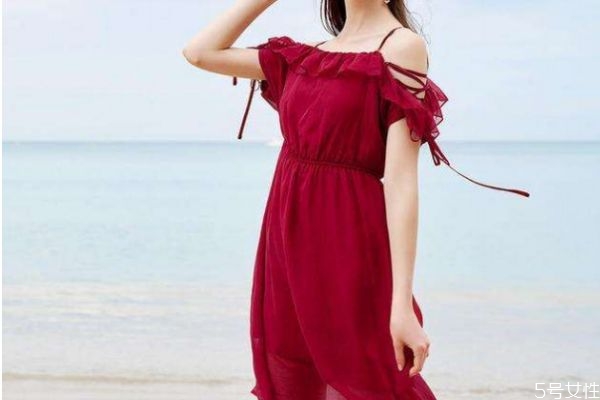 吊帶裙里面配什么文胸 吊帶裙應(yīng)該怎么搭配文胸 吊帶裙里面配什么文胸 吊帶裙應(yīng)該怎么搭配文胸