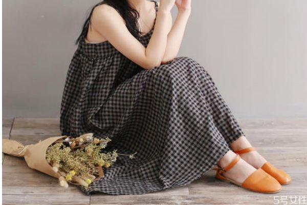 吊帶裙里面配什么文胸 吊帶裙應(yīng)該怎么搭配文胸 吊帶裙里面配什么文胸 吊帶裙應(yīng)該怎么搭配文胸