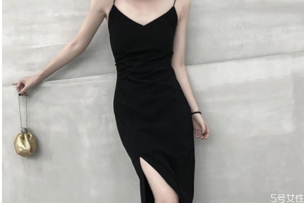 黑色吊帶裙怎么搭配外套 黑色吊帶裙的搭配方法 黑色吊帶裙怎么搭配外套 黑色吊帶裙的搭配方法