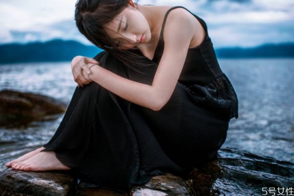 黑色吊帶裙怎么搭配外套 黑色吊帶裙的搭配方法 黑色吊帶裙怎么搭配外套 黑色吊帶裙的搭配方法