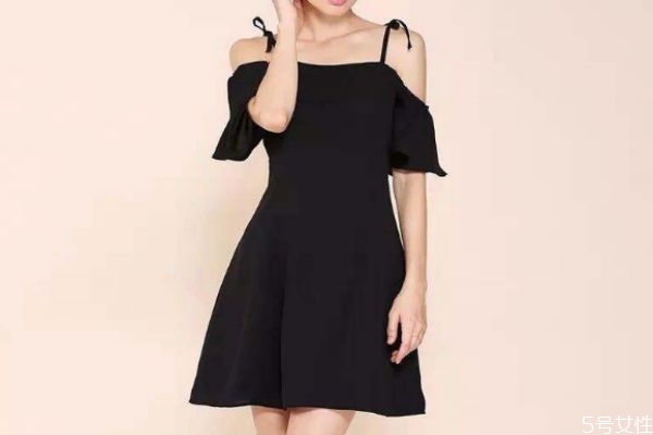 黑色吊帶裙怎么搭配外套 黑色吊帶裙的搭配方法 黑色吊帶裙怎么搭配外套 黑色吊帶裙的搭配方法