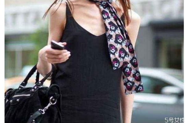 吊帶裙可以搭配什么包包 吊帶裙如何搭配包包 吊帶裙可以搭配什么包包 吊帶裙如何搭配包包