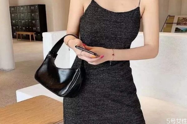 吊帶裙可以搭配什么包包 吊帶裙如何搭配包包 吊帶裙可以搭配什么包包 吊帶裙如何搭配包包