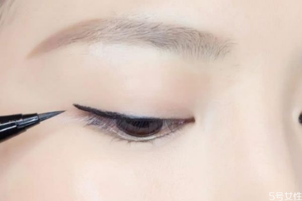 為什么畫眼線顯老 可以只畫內(nèi)眼線嗎 為什么畫眼線顯老 可以只畫內(nèi)眼線嗎