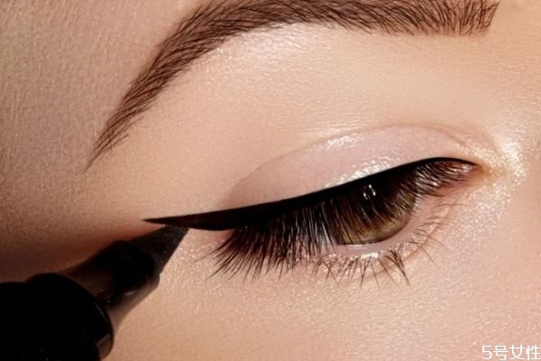 畫內(nèi)眼線好還是外眼線 畫內(nèi)眼線會(huì)被看出來(lái)嗎 畫內(nèi)眼線好還是外眼線 畫內(nèi)眼線會(huì)被看出來(lái)嗎