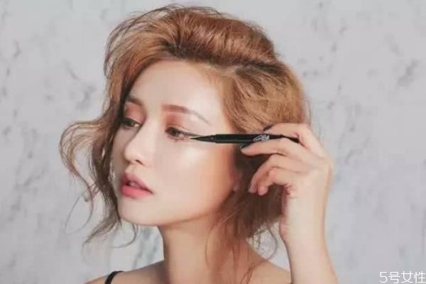 為什么畫眼線顯老 可以只畫內(nèi)眼線嗎 為什么畫眼線顯老 可以只畫內(nèi)眼線嗎