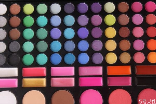眼影是越顯色越好嗎 眼影暈染不顯色怎么辦 眼影是越顯色越好嗎 眼影暈染不顯色怎么辦