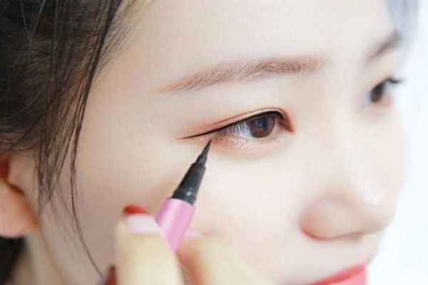 為什么畫眼線顯老 可以只畫內(nèi)眼線嗎 為什么畫眼線顯老 可以只畫內(nèi)眼線嗎
