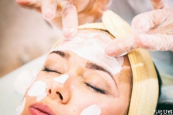 油性皮膚也會(huì)變干性皮膚嗎 油性皮膚變成干性皮膚怎么辦 油性皮膚也會(huì)變干性皮膚嗎 油性皮膚變成干性皮膚怎么辦