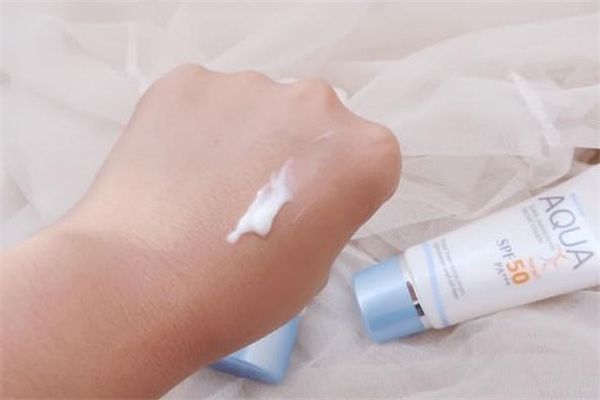 mistine小藍帽和小黃帽的區(qū)別 mistine小黃帽防曬霜價格 mistine小藍帽和小黃帽的區(qū)別 mistine小黃帽防曬霜價格