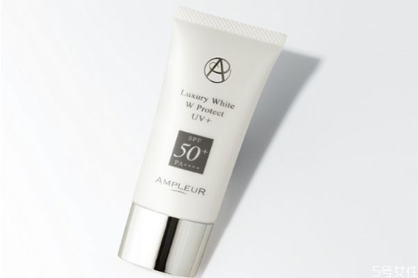 防曬前面要涂什么 防曬霜是用在隔離前還是隔離后 防曬前面要涂什么 防曬霜是用在隔離前還是隔離后