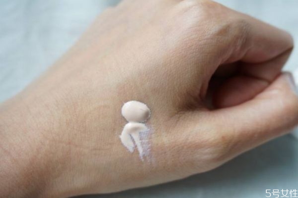 防曬后可以直接粉底嗎 粉底是在防曬之后擦嗎 防曬后可以直接粉底嗎 粉底是在防曬之后擦嗎