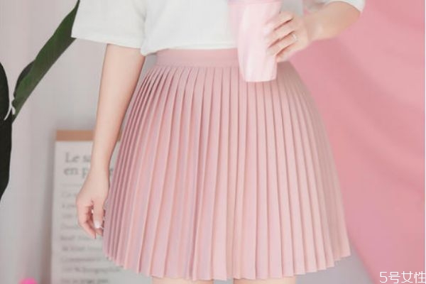 粉色短裙配什么上衣 粉色短裙怎么搭配衣服 粉色短裙配什么上衣 粉色短裙怎么搭配衣服